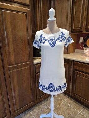 Lulus XS Mini White Short Sleeve Dress with Blue Embroidery